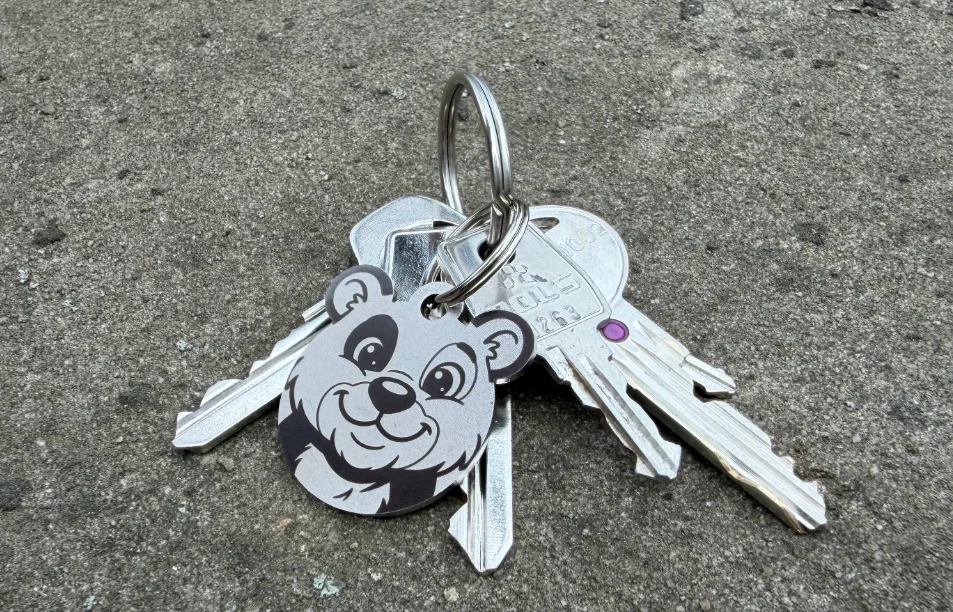 Nerezová klíčenka s vlastním textem – Méďa - Vryto.cz