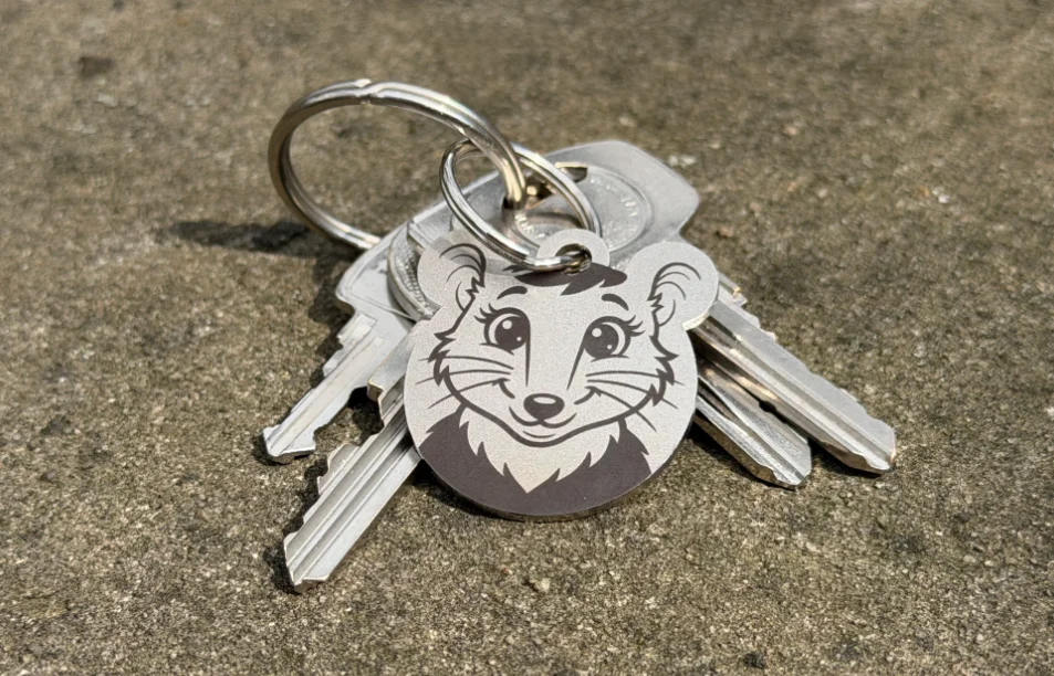 Nerezová klíčenka s vlastním textem – Myška - Vryto.cz