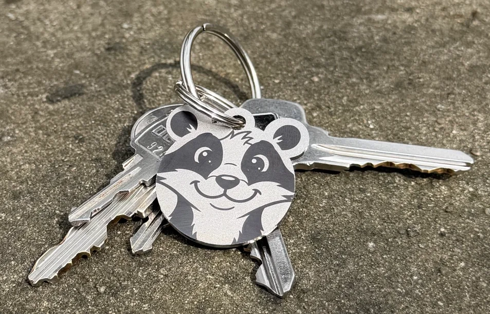 Nerezová klíčenka s vlastním textem - Mýval- Vryto.cz