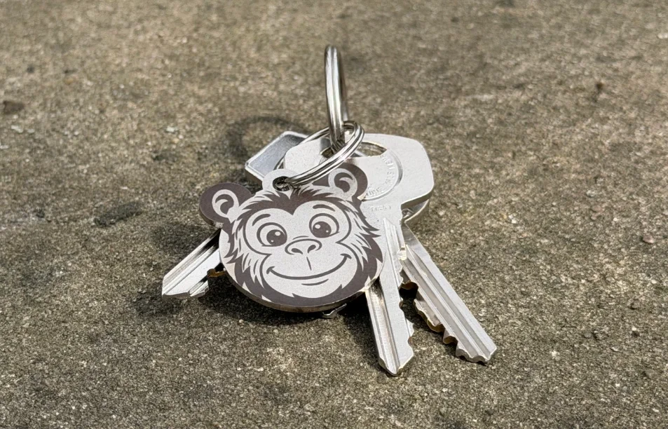 Nerezová klíčenka s vlastním textem - Opičák - Vryto.cz