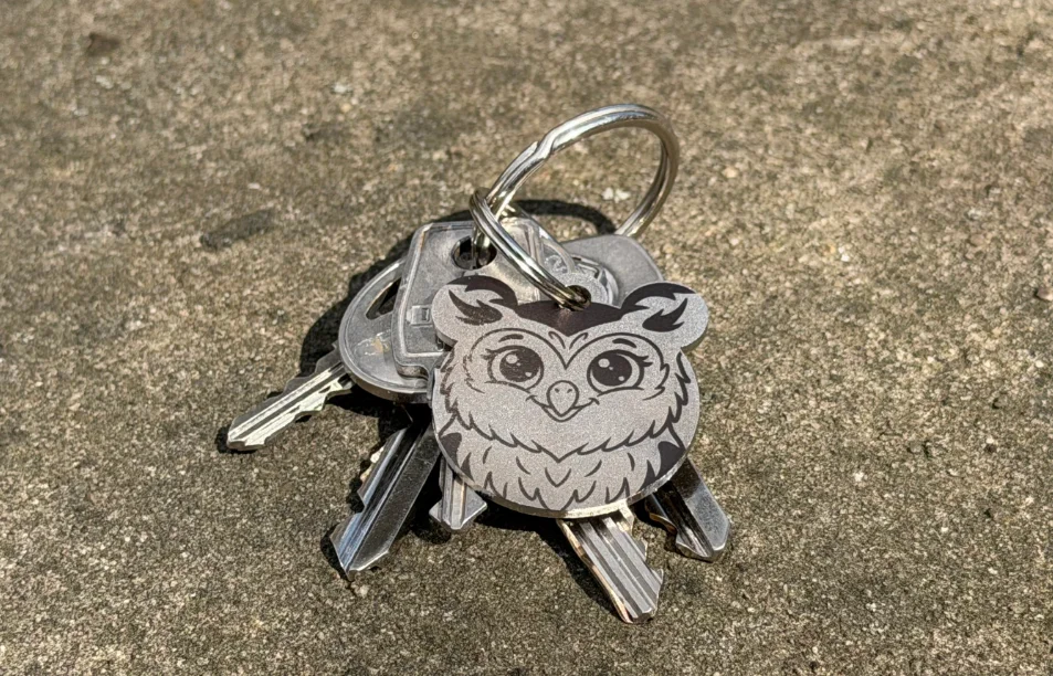 Nerezová klíčenka s vlastním textem - Sova - Vryto.cz