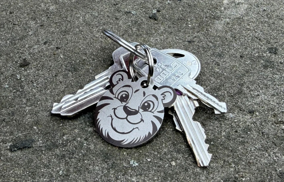 Nerezová klíčenka s vlastním textem – Tygr - Vryto.cz